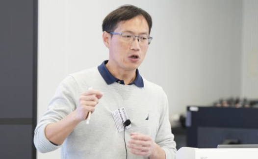 没被抓没犯法,却被大学扫地出门?印第安纳大学中国教授在FBI突袭当天被神秘解雇!亚裔学生集体焦虑中!